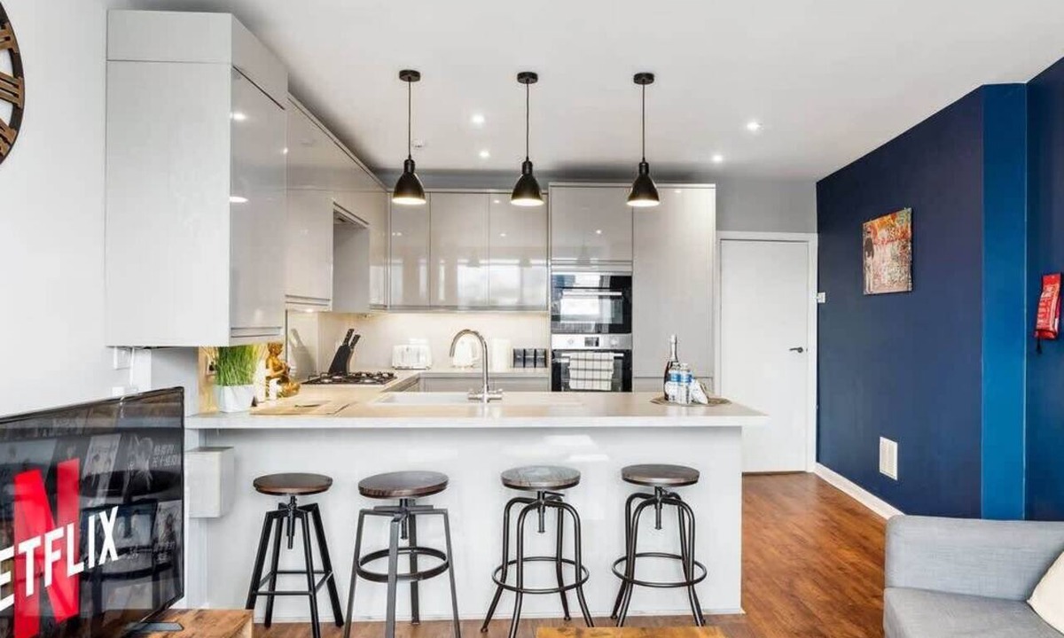 The Cultural Quarter Apartment | Spacious Summer Stay | Beach & Lanes | Sleeps 6
