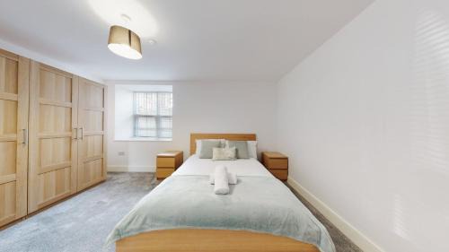 Six Bells Apartment | Spacious three bedroom apartment with Valley views