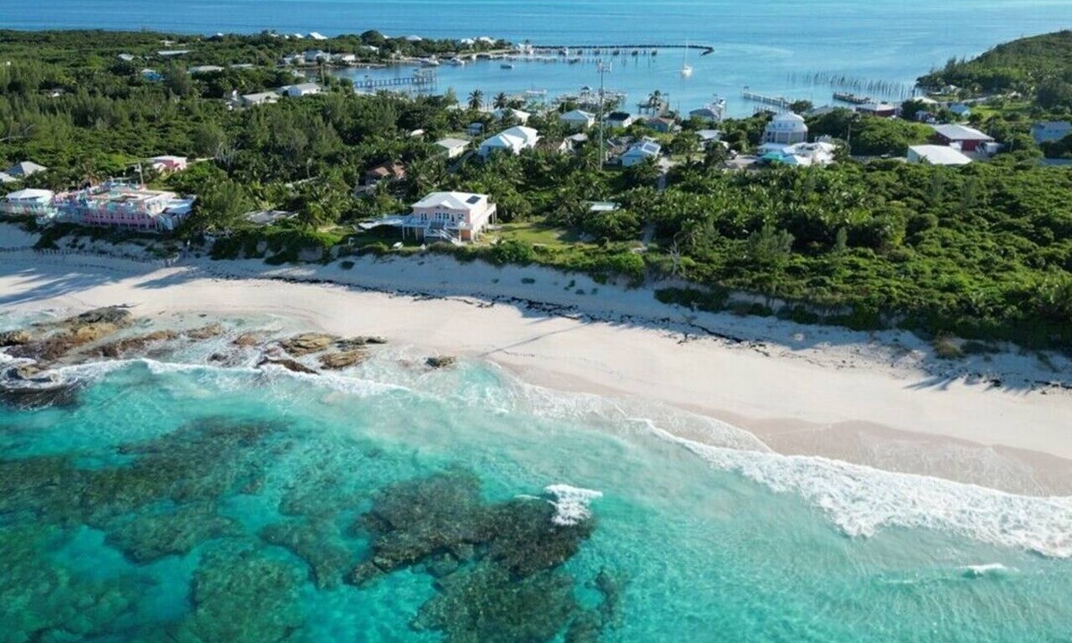 Great Guana Cay House | SPECTACULAR NEW 4-BR, 3-BA on the BEST BEACH! - King Beds- LAST-MINUTE SPECIALS!