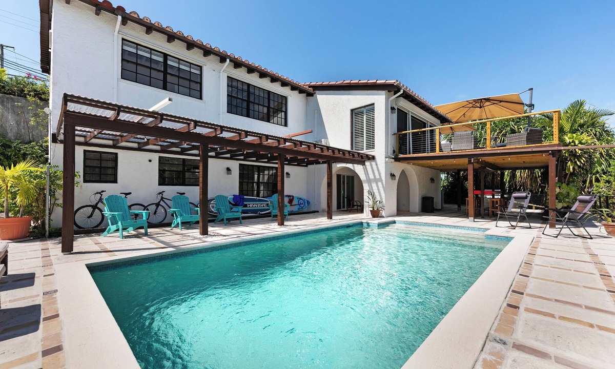 Eastern Road Villa | Spectacular ocean view villa with pool 7-min walk to the beach