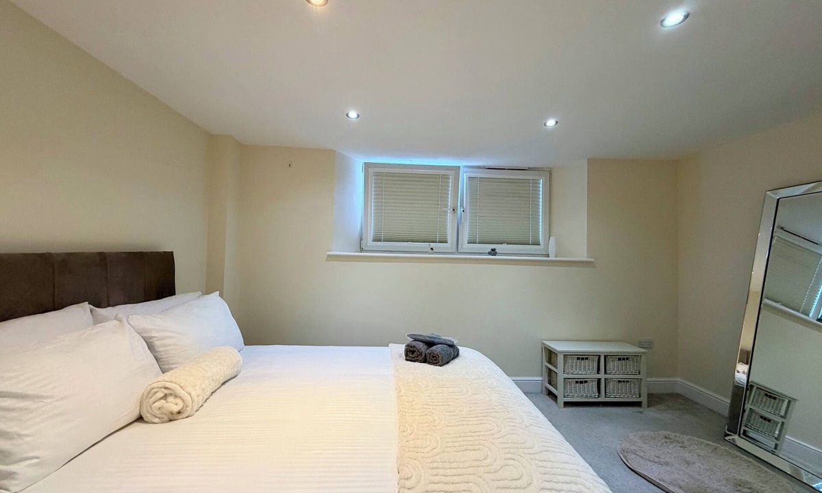 St. Leonard's Apartment | Split Level 2 Double Bedroom Apartment next to Streatham Station