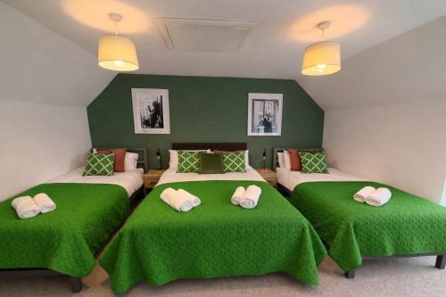 Burslem House | Stoke Contractor House with 7 Beds Parking TVs Every Room WiFi