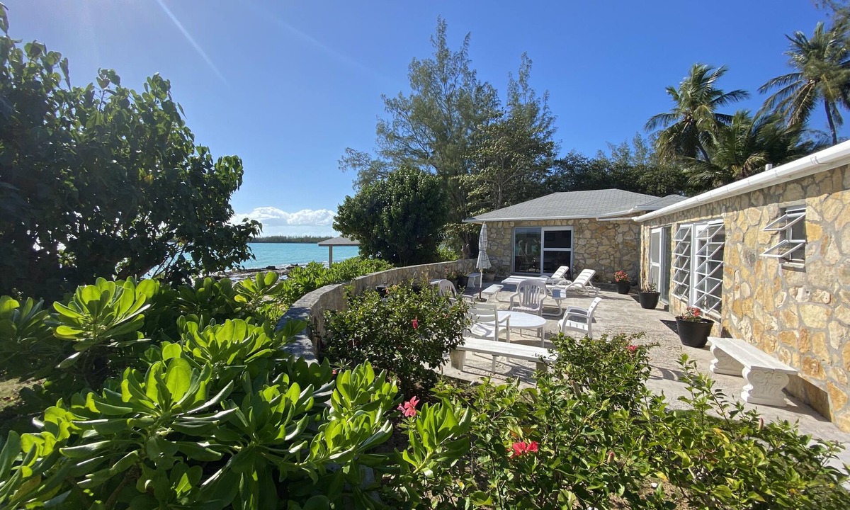 Governor's Harbour House | STONE BEACH COTTAGE TikiHut Kayaks Paddleboards WiFi Terrace Beachfront Gardens