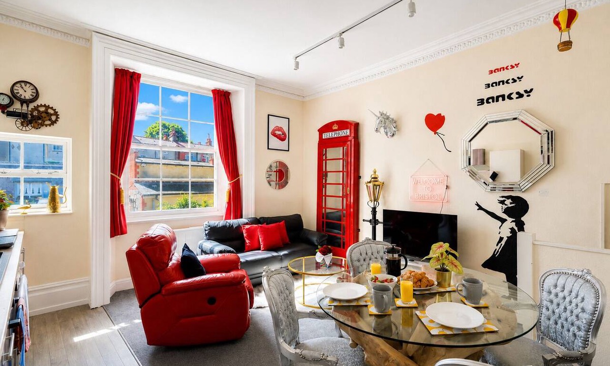 Cotham Apartment | STR8BS8 Banksy 2-Bedroom Apartment, Clifton, Parking & Garden
