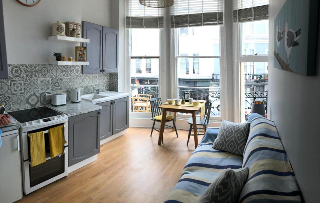 Kemptown Apartment | Striking Seaside One Bed Balcony Flat in Brighton