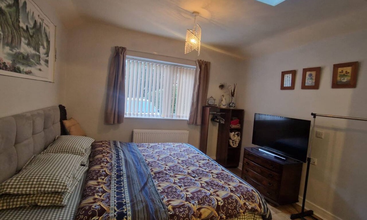 Cleedownton Apartment | Studio-LickeyHills-NearAttractions-Garden-1 Pet Ok