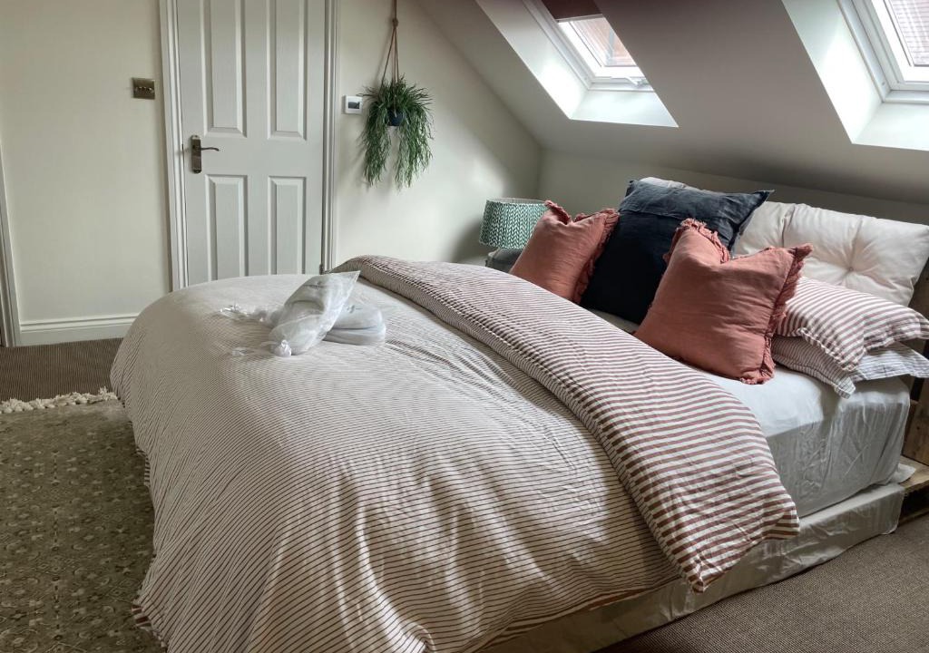 Severn Stoke Apartment | Studio Sleeps 2 with Parking and Garden
