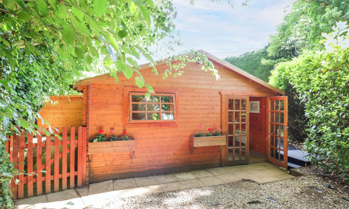 Mangotsfield Cottage | STUMPS CROSS LODGE, pet friendly, with a garden in Winchcombe