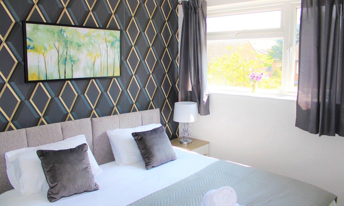 Milton Keynes House | STUNNING 3 bed semi, walking distance to the city centre!
