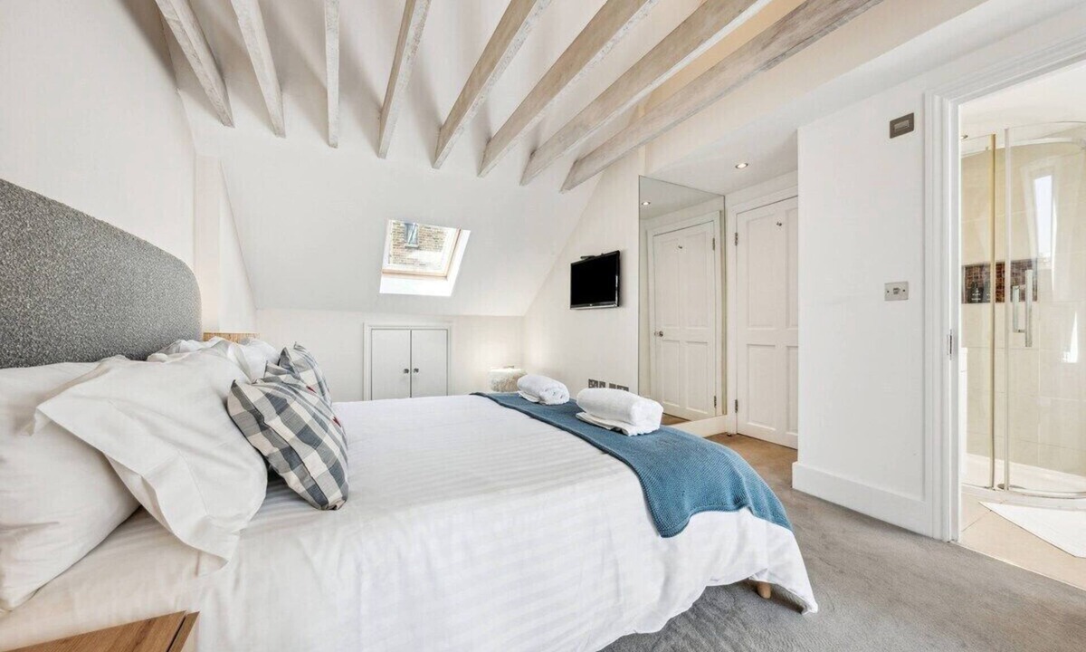 Frognal and Fitzjohns Apartment | Stunning 3-Bedroom Apartment in Hampstead