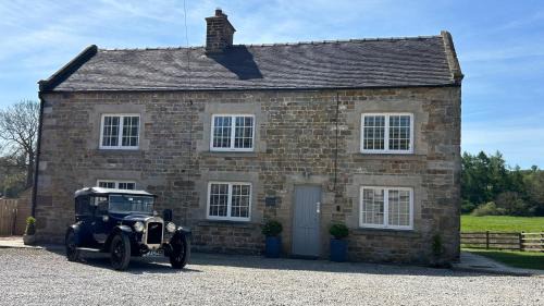 Winkhill House | Stunning 4 Bed Near Alton Towers, Polar Bears, Peak District