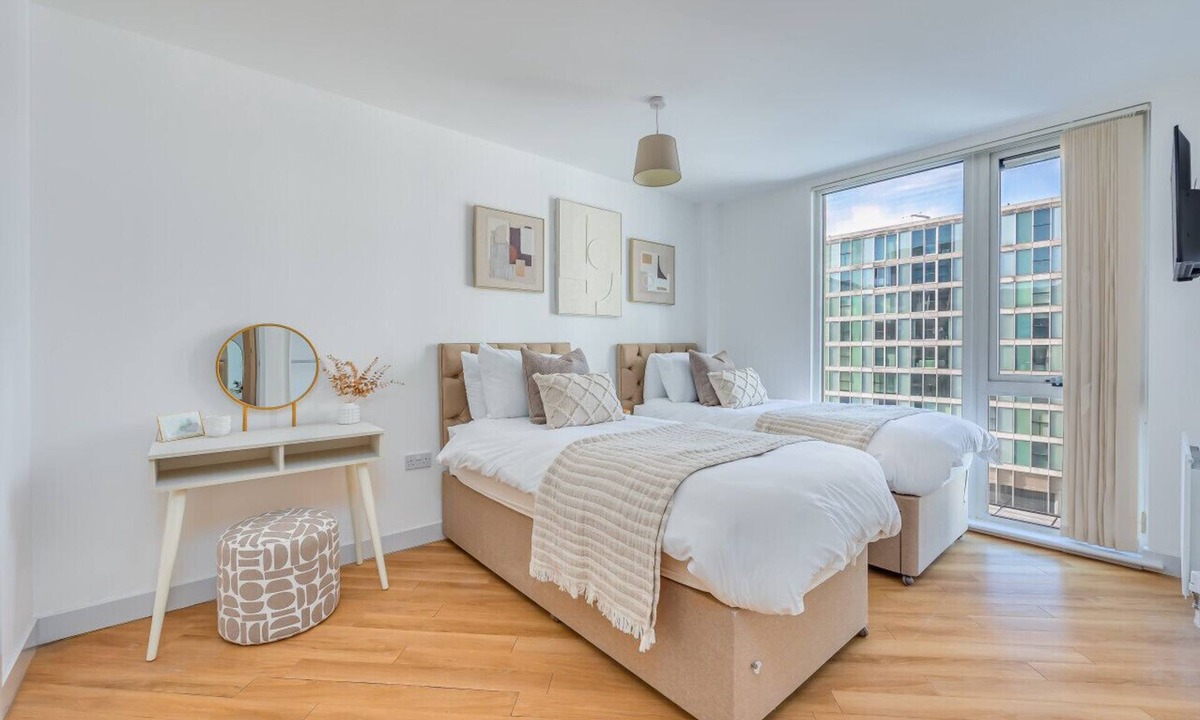 Central Milton Keynes Apartment | Stunning City Centre Apartment Balcony Free Parking Fast Wifi Self-Check-In Yoko Property