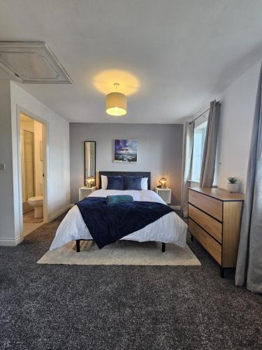 Wakefield House | Stunning Contractor home, Company workers WLC, Netflix