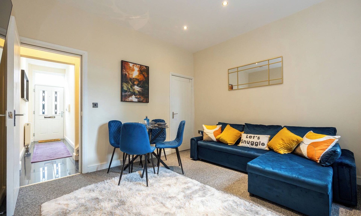 Newcastle-Under-Lyme House | Stunning 3 Bedroom Home in Newcastle-under-Lyme with Garden