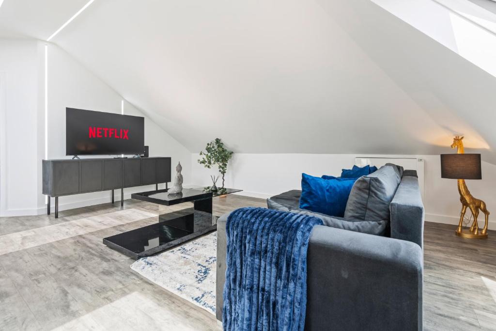 Uxbridge North Apartment | Stunning Penthouse-Style 2-Bed Uxbridge