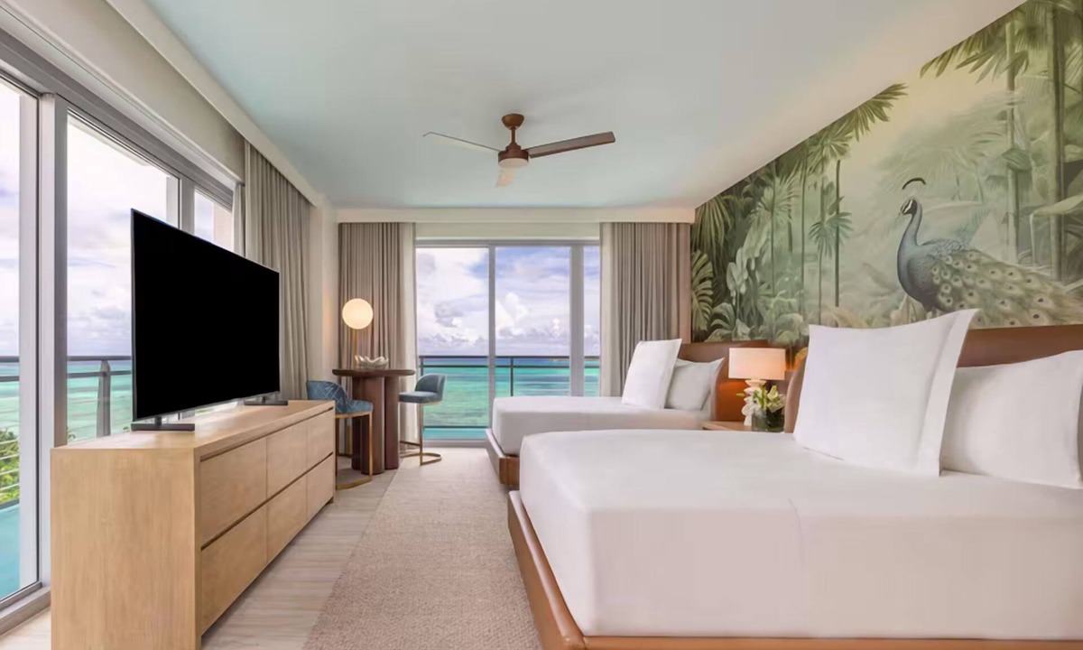 Nassau Hotel | Stunning Pet Friendly 3BR Unit | Near Goodman’s Bay Park with Pool