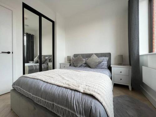 Slough Apartment | STYLISH 1 BED & PARKING-IDEAL FOR CORPORATE STAYS - By Tempstay