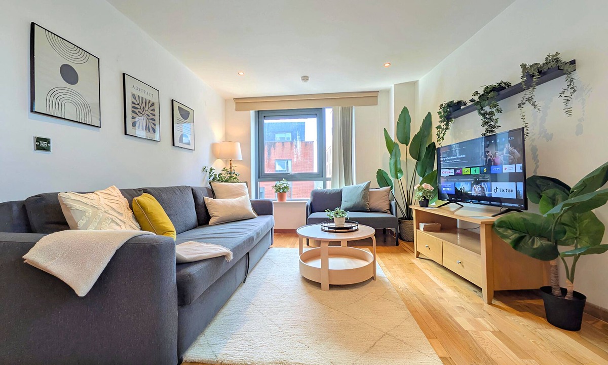 Chinatown Apartment | Stylish 2-bed flat sleeps 6. Double ensuite + bunk room, open-plan kitchen/lounge with sofa bed & TV. Private parking. 15min walk to Etihad Stadium, 6min drive to Piccadilly Station. Perfect for groups!