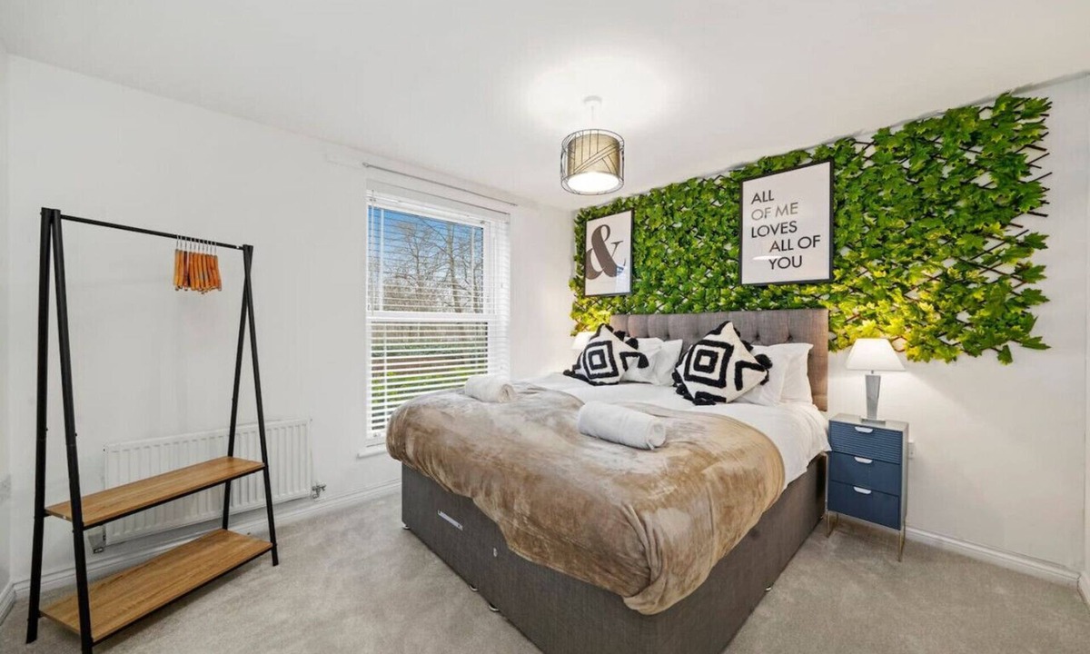 Bletchley Apartment | Stylish 2 Bedroom 2 Bathroom Apartment Great Location Free Parking Fast WiFi Yoko Property