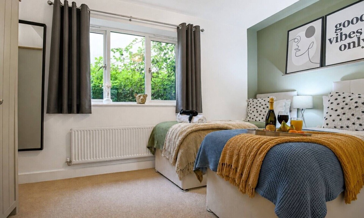 Milton Keynes Apartment | Stylish 2 Bedroom Flat Free Parking Balcony Sky TV Fast WiFi Yoko property