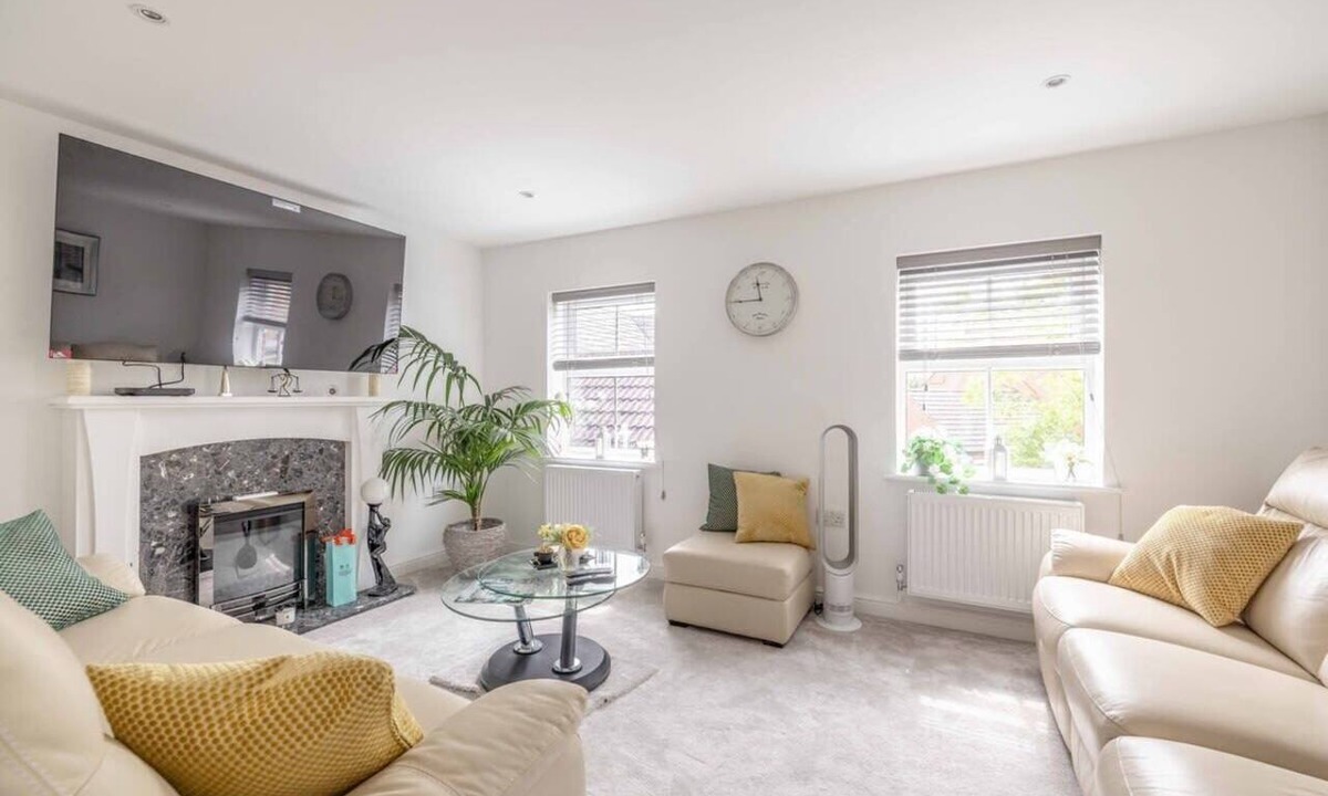 Langley Marish Condo | Stylish 3-Bed House in Langley|Drive - By Tempstay