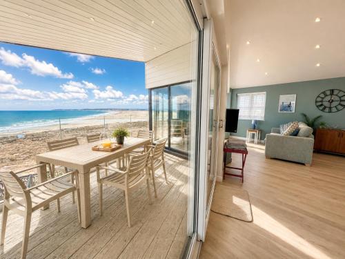 Westleigh Apartment | Stylish 3-Bed Seaview Retreat with Balcony - Steps from the Beach - Westward Ho!