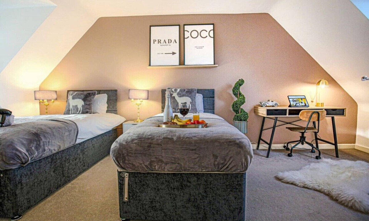 Bletchley House | Stylish 4 Bedroom House Free Parking Fast Wifi Smart TV Garden Yoko Property