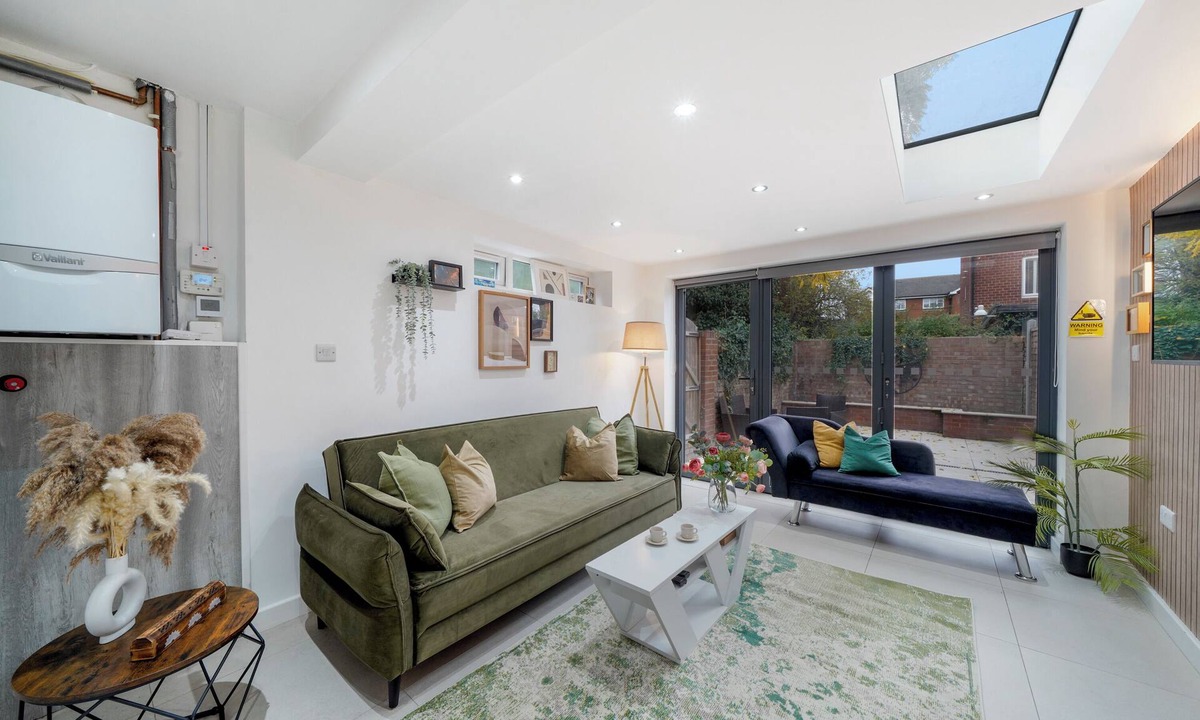 Ealing Common House | Stylish 4BR House w/Garden & Free Parking – Ealing