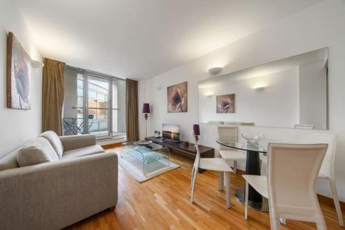 Farringdon Apartment | Stylish and very central apartment with balcony