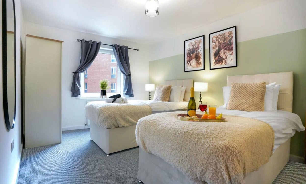 Northampton Apartment | Stylish City Centre Apartment Free Parking Self-Check-In Fast Wifi SmartTVs Yoko Property