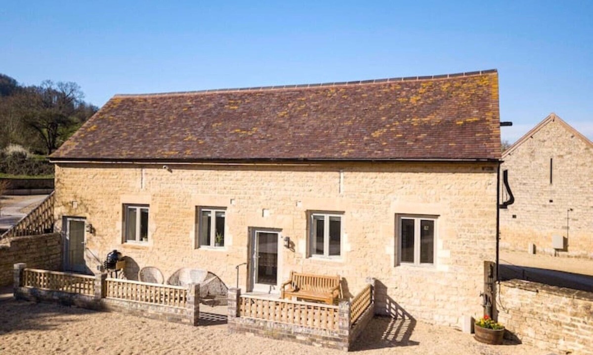 Haresfield House | Stylish Cotswolds Retreat for Couples & Friends