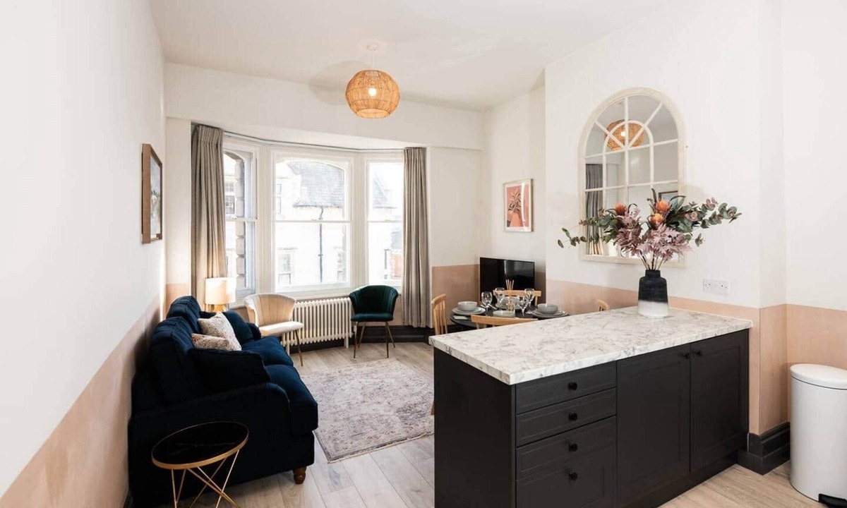 Salisbury Apartment | Stylish Grade II Listed 2 Bed Flat w. Roof Terrace