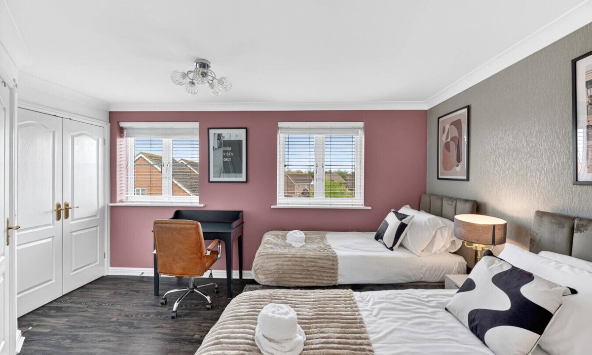 Kempston House | Stylish House Pool Table Driveway Parking Work Desk Smart TVs Fast Wifi Yoko Property
