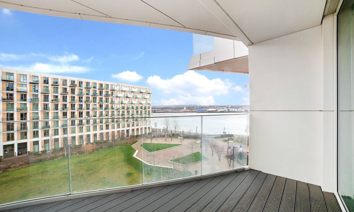 Docklands Apartment | Stylish, Modern 2 Bed/2Bath next to Canary Wharf and City Airport!