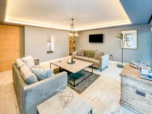 Wakefield House | Stylish Smart Home Near Leeds - 4 En-Suite Bedrooms