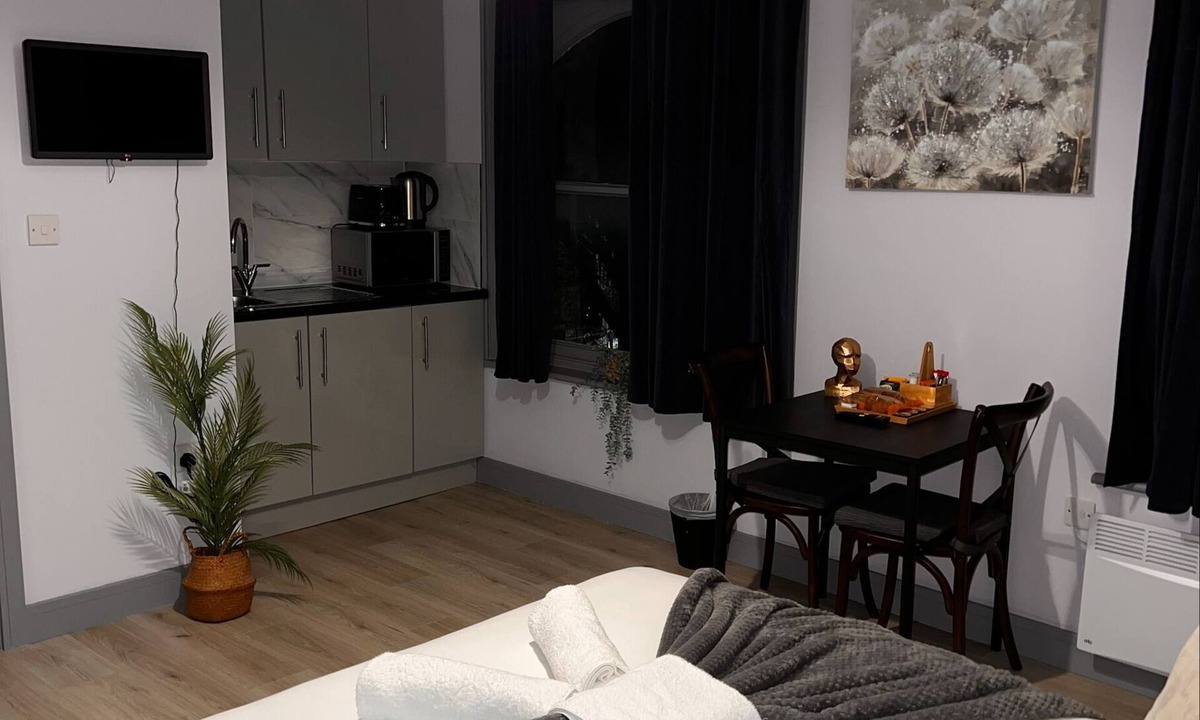 Evelyn Hotel | Stylish Wolf’s Ensuite Studio Zone 2 Walking distance to River Thames