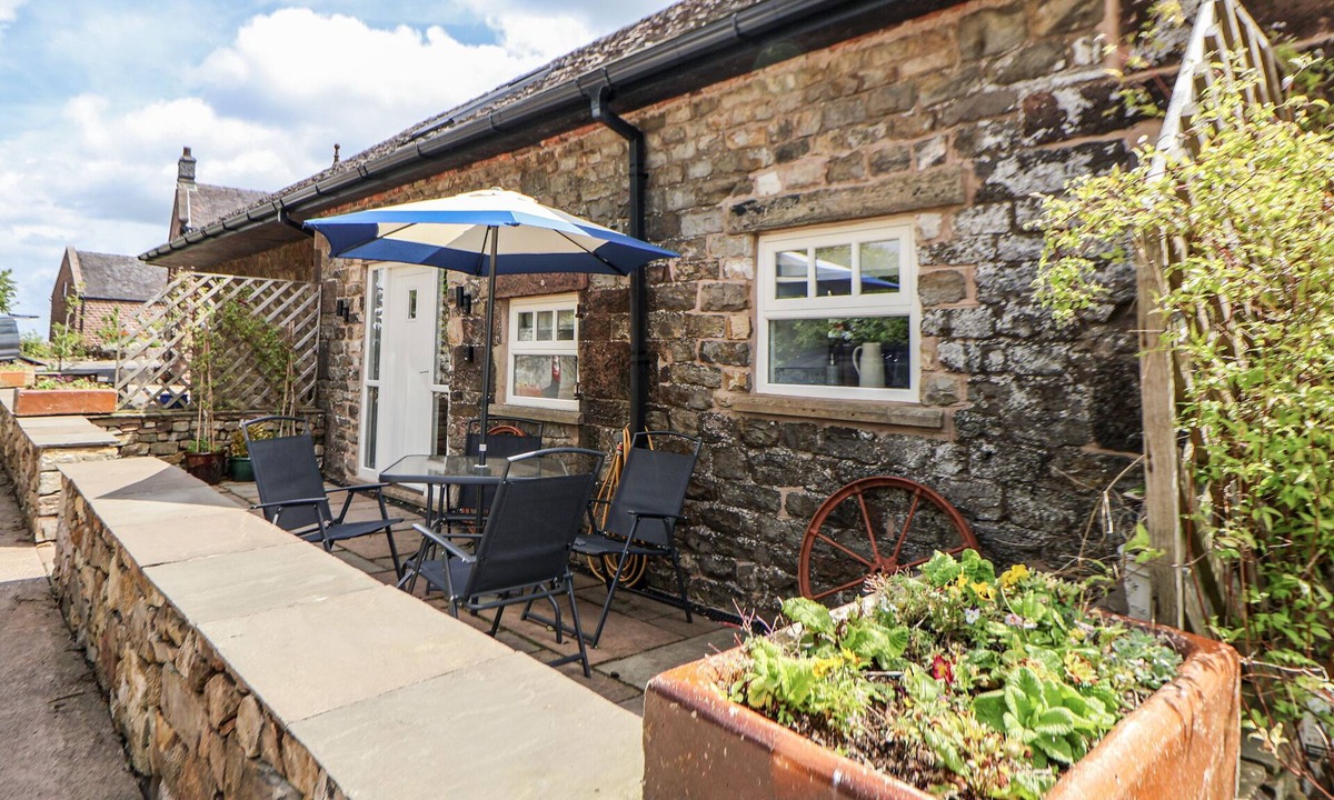 Tunstall Cottage | SUNBIRD COTTAGE, pet friendly, luxury holiday cottage in Biddulph