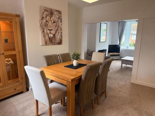 Telford House | Sunnyside Stay 2 Bed Sleeps 5 Parking WiFi Contractors