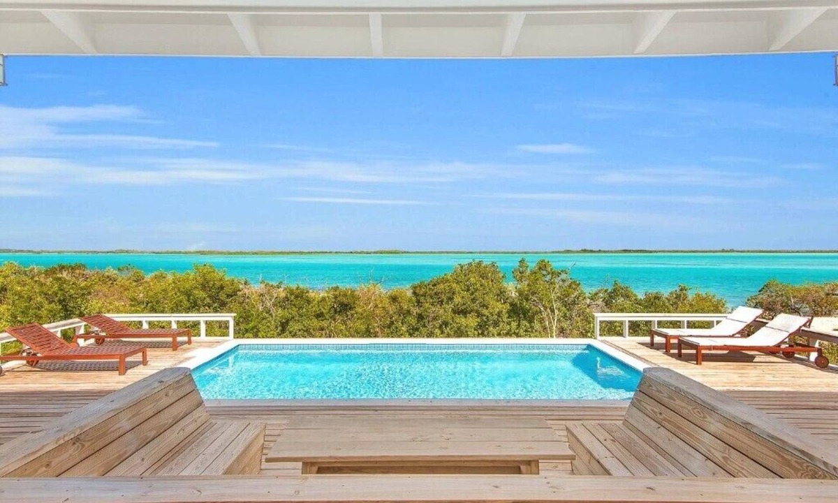 Hartswell House | Surf House: 4BR Beachfront w/pool