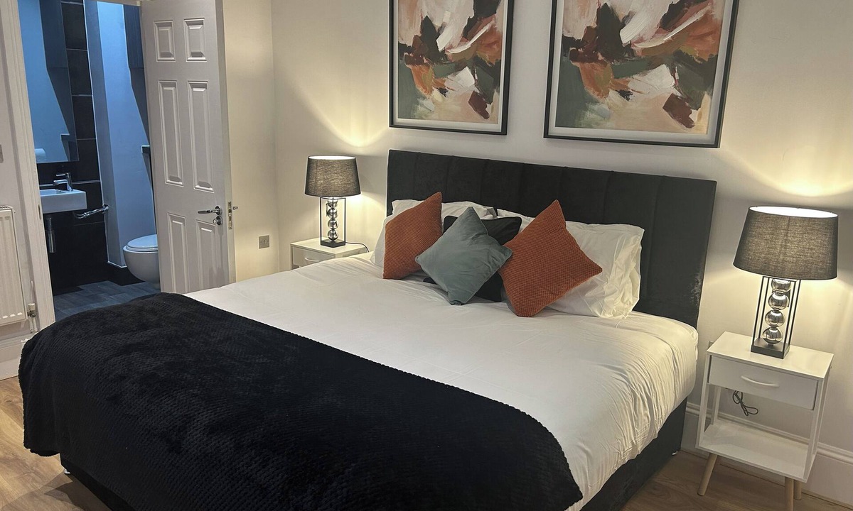 Bedford Apartment | Tavistock House-Contractor stay-Parking-Sleeps 7,