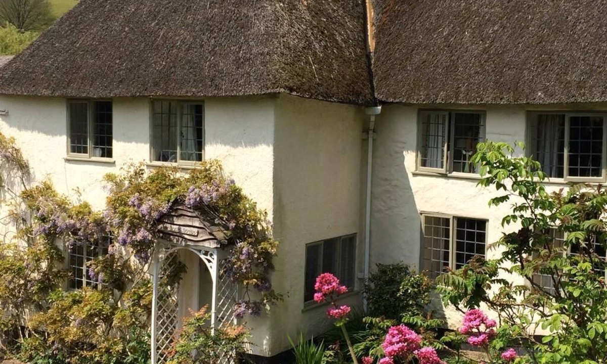 Combeinteignhead House | Thatched Devon longhouse, close to sea, with private indoor swimming pool.