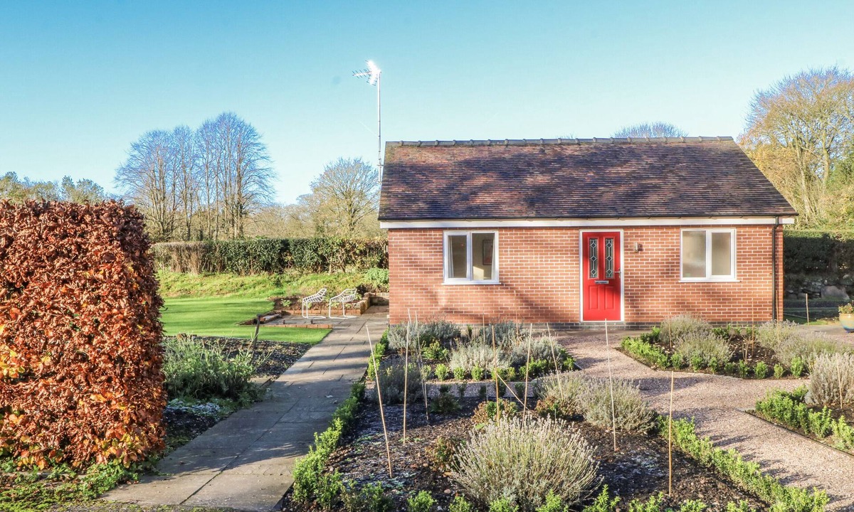 Forsbrook Cottage | THE ANNEXE, romantic, with a garden in Caverswall