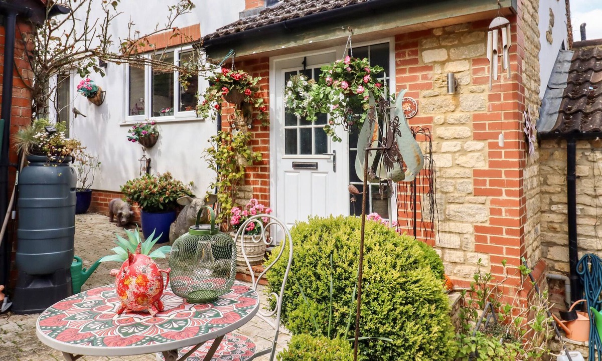 Raunds Cottage | THE ASH, family friendly, character holiday cottage in Raunds