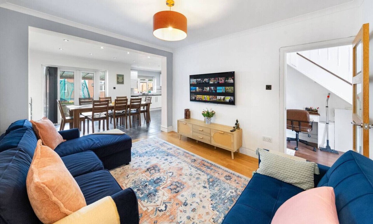 Harlington House | The Aviator 4BR 2 Bath Heathrow Parking Spacious