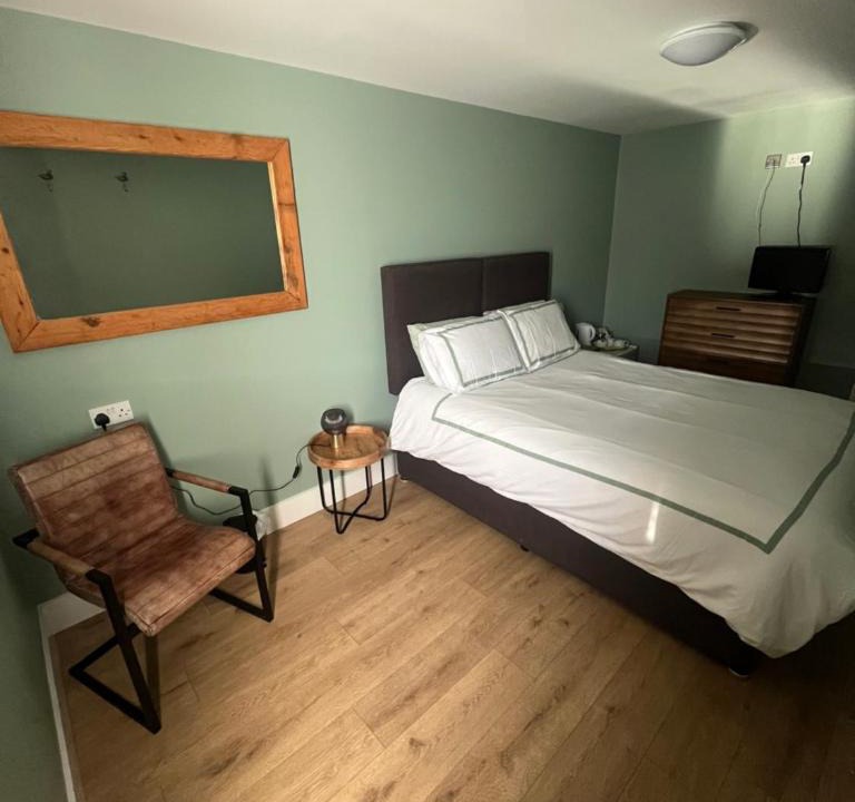 Heath and Reach Hotel | The Axe and Compass