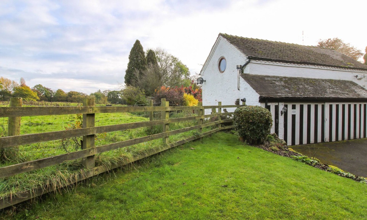Balterley Cottage | THE BEEHIVE, pet friendly, character holiday cottage in Betley