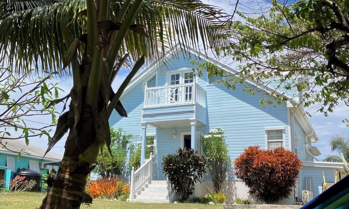 Spanish Wells House | The Blue House,Oceanfront with 4 bedrooms 2 bath sleeps 10 in beds, water access