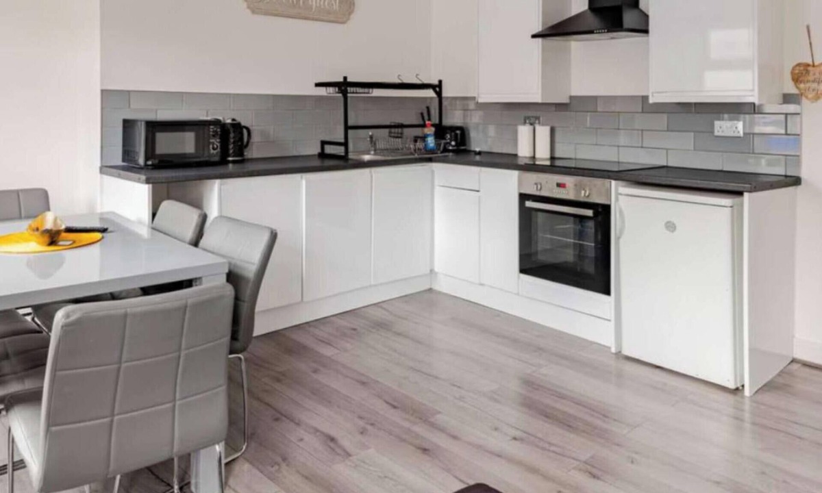 Blackpool Town Center Apartment | The Central Suite-4 Bedroom Apartment with Bathroom & 1 Ensuite Bedroom