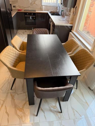 Northampton House | The Clare Court 6BR - Sleeps 7 - Contractor-friendly Modern Amenities Fast Wi-Fi - Free Parking - Close to Train Bus Stations Shops & Cafés I Leisure and Business Stays Welcome Contractors Tradesmen and Group Travellers - Long-stays arrangements welcome