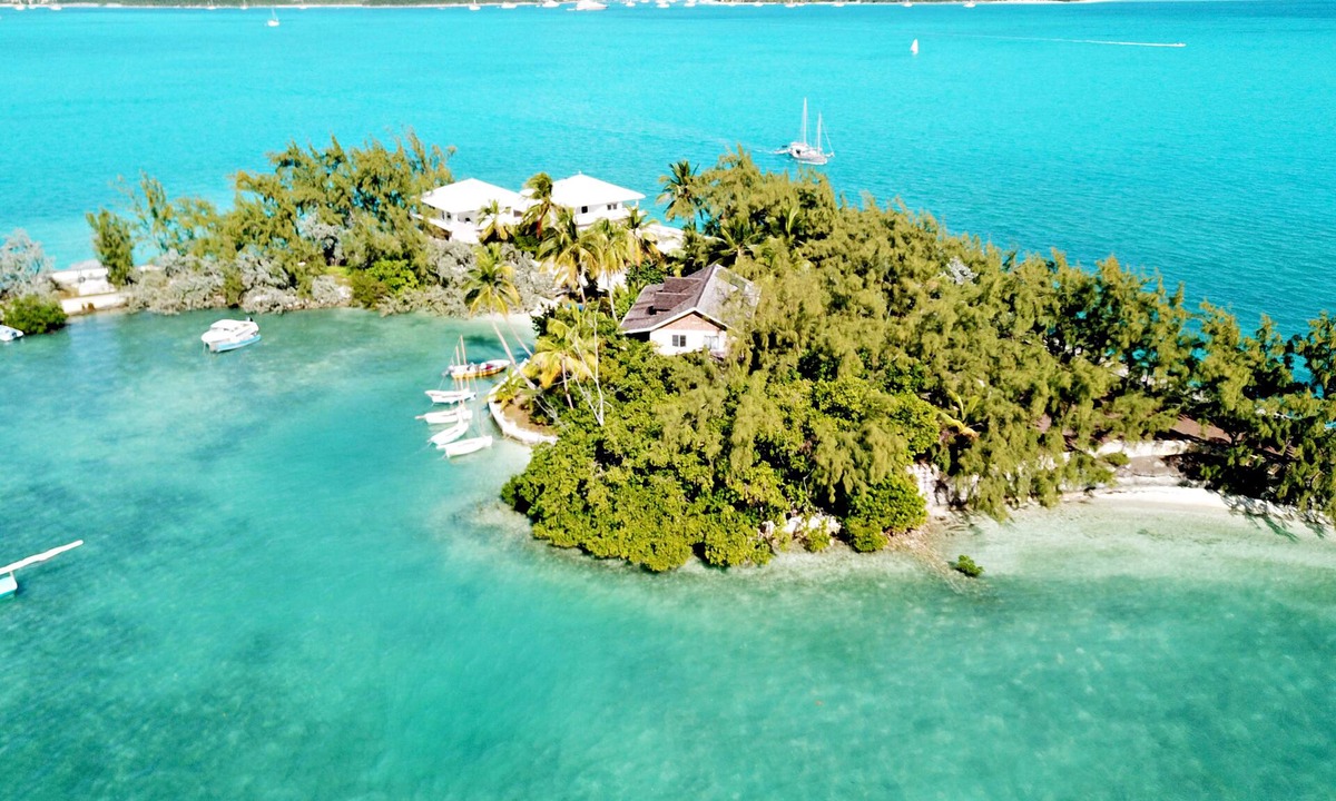 George Town Apartment | The feeling of an Island apart, surrounded by water! Convenient location.